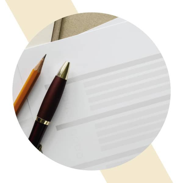 Papiers et stylos pour accompagnement en contentieux - Droit fiscal avec avocat à Paris