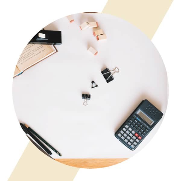 Bureau avec calculatrice pour droit fiscal avec avocate Hinda Barbouche (barreau de Paris)